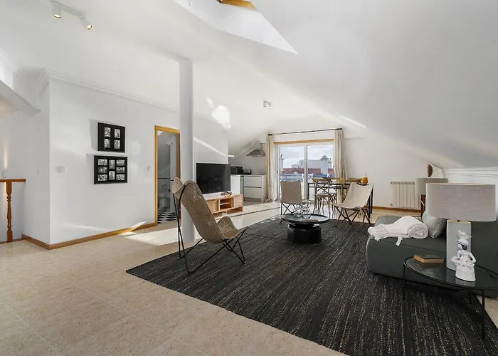 Whome Surfer's Paradise Retreat: Digital Nomads & Remote Workers
